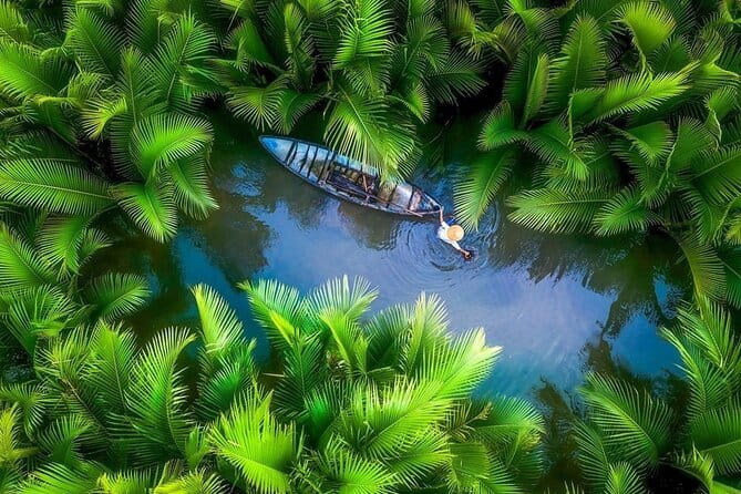 Cam Thanh Coconut Village & Lantern Making Eco Tour in Hoi An - Learning to paddle a round basket boat