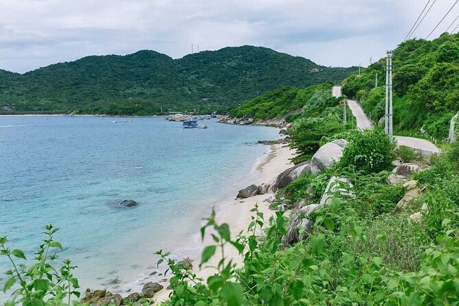 Cham Island Snorkeling - Wonderful Beach - Speedboat Daily Tour - A fast crossing from Hoi An to Cham Island