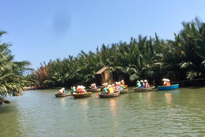 Cooking class, market tour and basket boat tour - Rowing a basket boat through the narrow channels