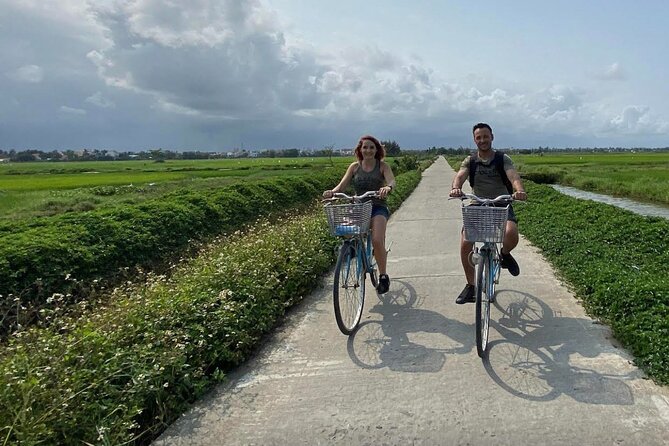Countryside bike tour, basket boat and cooking class - What the guides add to the day