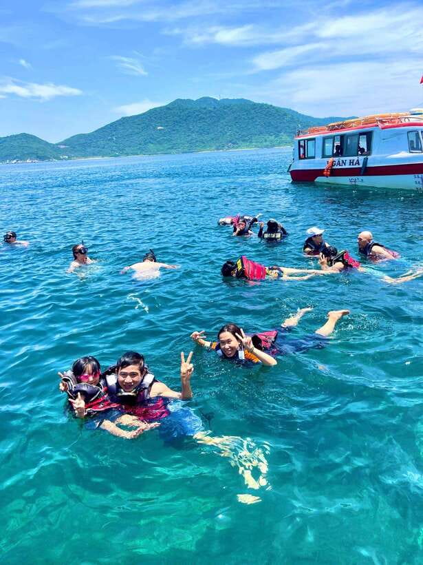 Da Nang/Hoi An: Cham Island Speedboat Tour with Snorkeling - A generous island lunch