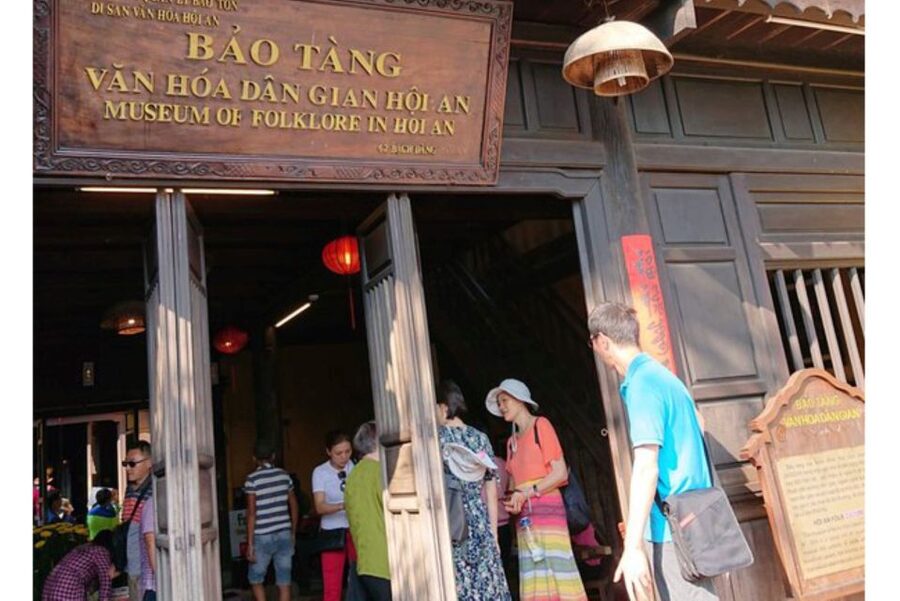 Da Nang/Hoi An: Market & Old Town Private Tour with Transfer - Folk Museum: daily life beyond the façades