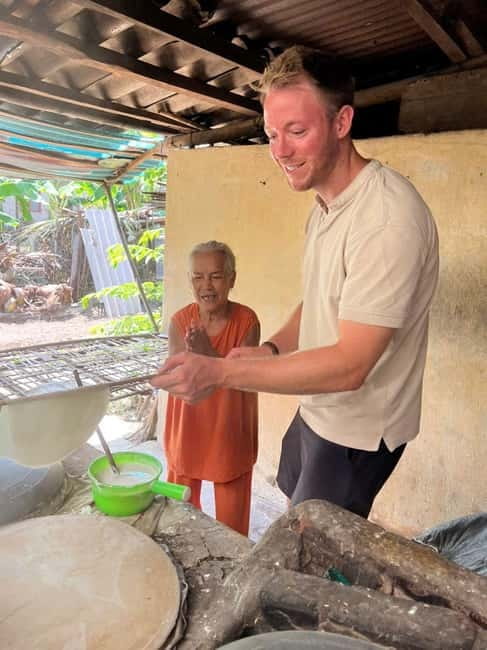 Eat Like a Local – Hoi An Evening Food Tour - The first tastings: pork skewers and street-side eating