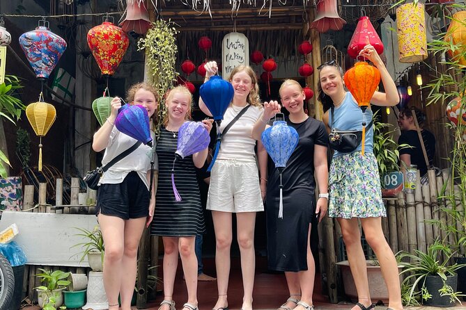 Express Hoi An Lantern Making Class-Foldable lanterns - Covering the prepared bamboo frame
