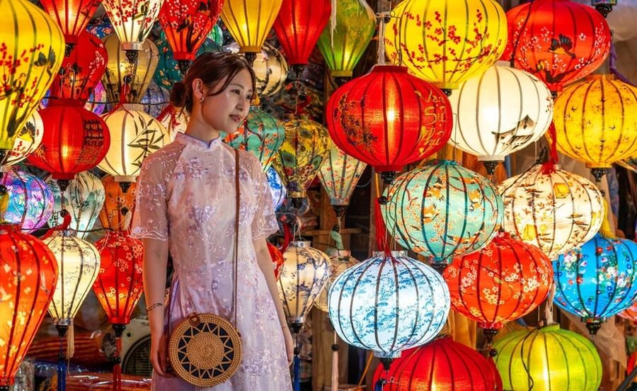 From Hoi An/ Da Nang: Hoi An City Tour & Release Lanterns - Lantern streets, handicraft shops, and evening atmosphere