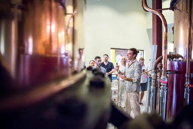 Guided tour of Sampan distillery // Agricultural Rum Medalist - The white rum tasting at the cocktail bar
