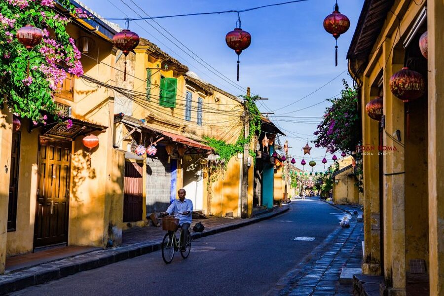 Hoi An: 2.5-Hour Street Food Tour - Meeting the guide and setting off through Hoi An