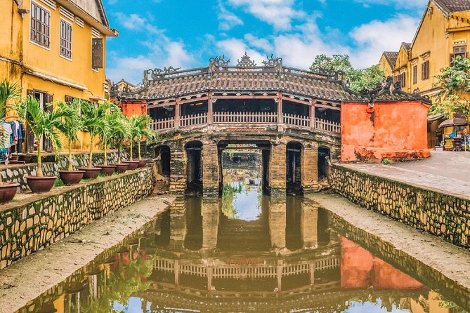 Hoi An Ancient Town Tour: Japanese Covered Bridge & Old House from Hoi An - Walking to the bridge and finishing with handicrafts