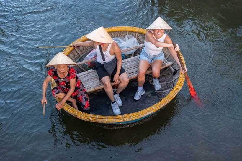 Hoi An: Basket Boat and fishing Crabs Tour - Watching fishing methods on the water
