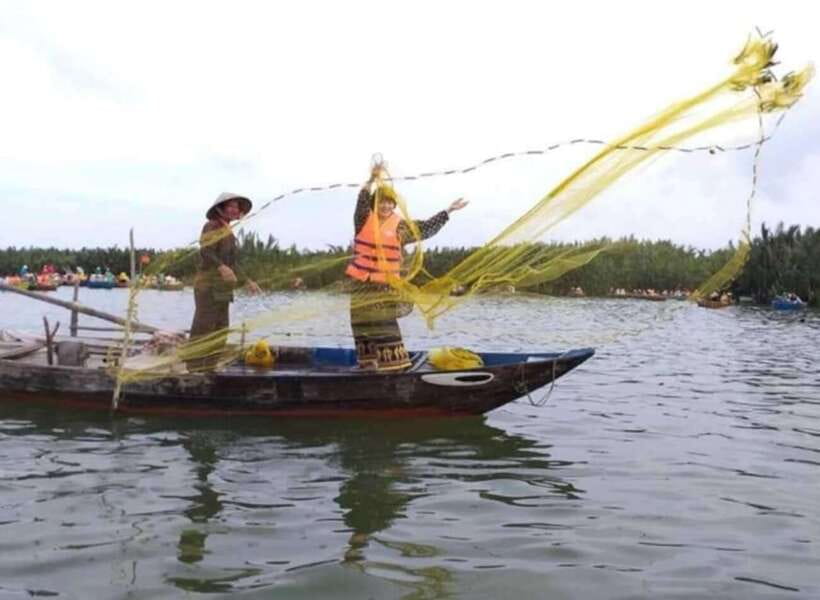 Hoi An: Basket Boat & Discover Cam Thanh Coconut Village - Meeting local fishermen before boarding