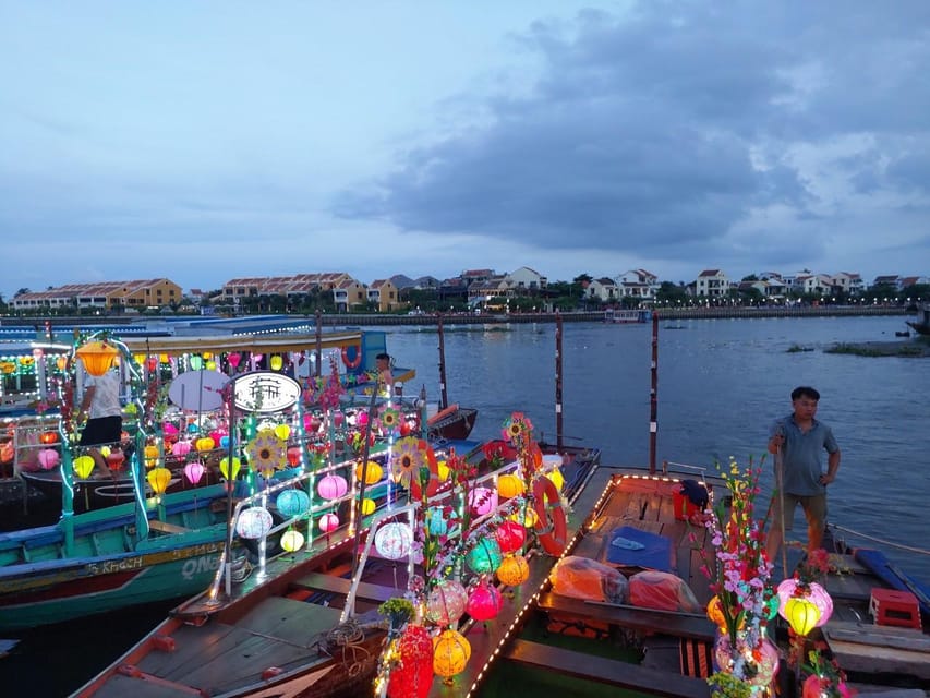 Hoi An Boat Lantern With Release Flower Hoai River At Night - Seeing the old town from the water