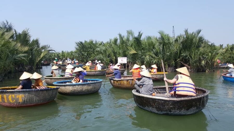 Hoi An: Cam Thanh Basket Boat Ride - The boat show: fun, loud, and very tourist-oriented