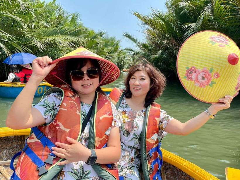 Hoi An: Coconut Basket Boat Ride by Hangcoconut - Crab catching and simple fishing skills