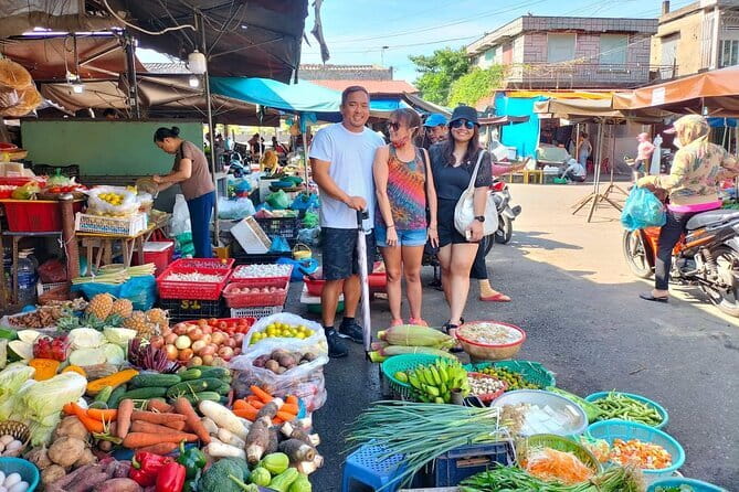 Hoi An Cooking Class & Vespa Cooking Adventure Tour - Cam Chau market: choosing food for the table