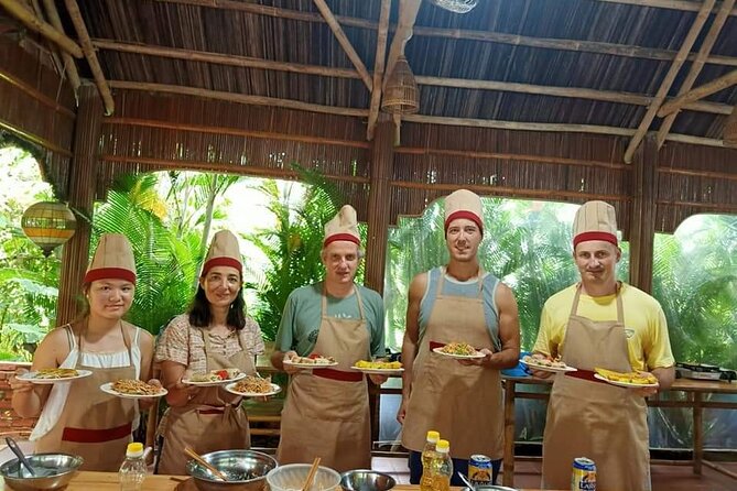 Hoi An Cooking Class with Market Visit - Cooking class with Jennifer or another local chef