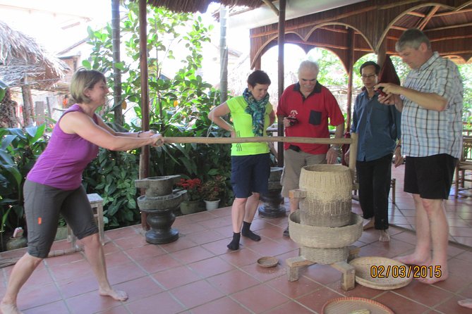 Hoi An countryside biking - Basket Boat - Vegetable village - Local home Cooking - Learning farm work at Tra Que