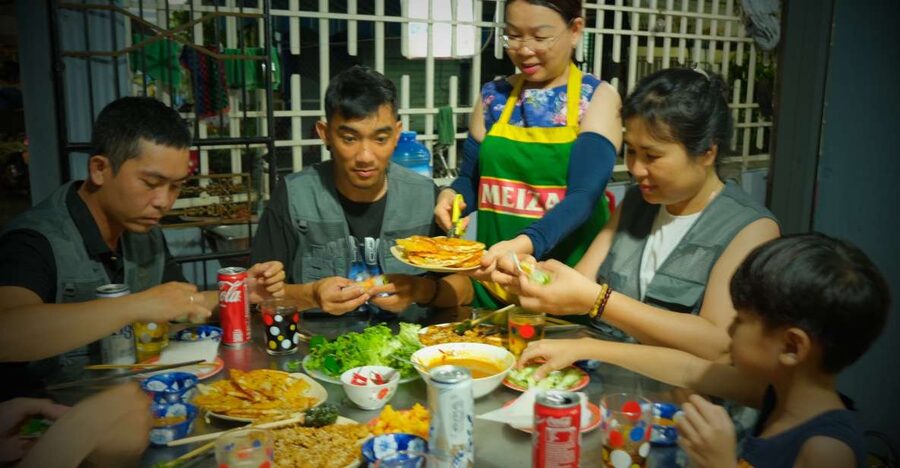 Hoi An: Evening Food Culture Tour by Vespa - Seven to ten stops, with no single restaurant taking over