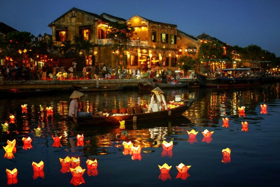 Hoi An: Evening Food Culture Tour by Vespa - Seafood, desserts, and a home-cooked family meal
