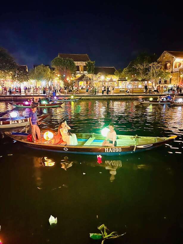 Hoi An: Hoai River Boat Ride with Flower Lantern Release - Meeting at Kazik Park and walking to the dock