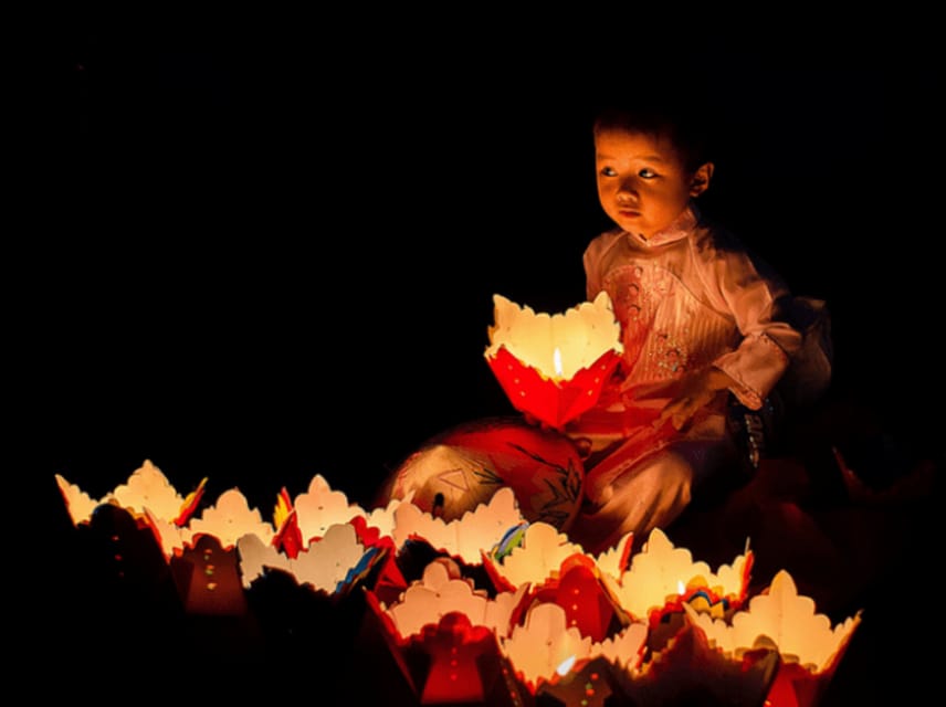 Hoi An: Hoai River Night Boat Trip and Floating Lantern - What the Night Market Adds