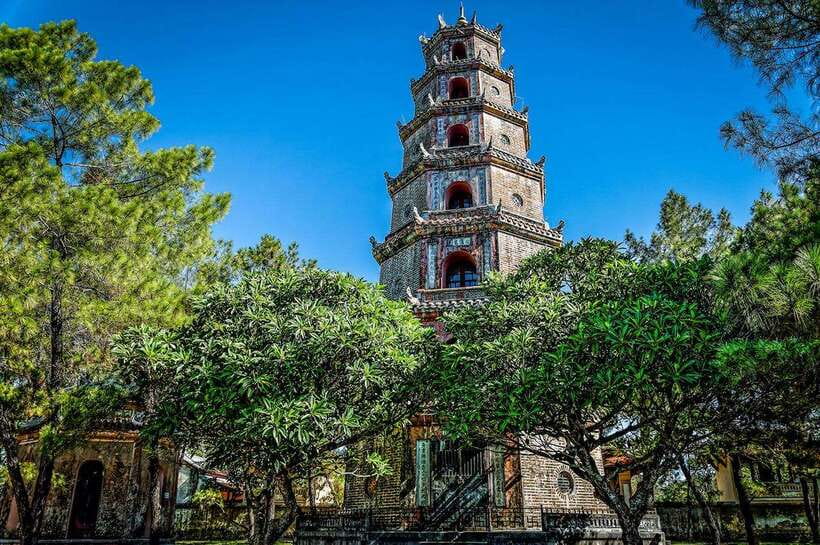 Hoi An: Imperial Hue And Scenic Hai Van Pass Discovery Tour - Lunch at Y Thao Garden