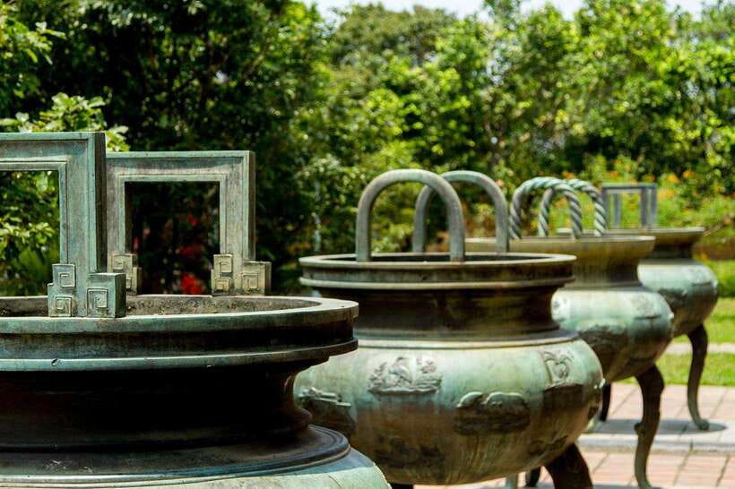 Hoi An: Imperial Hue And Scenic Hai Van Pass Discovery Tour - A short ride on the Perfume River