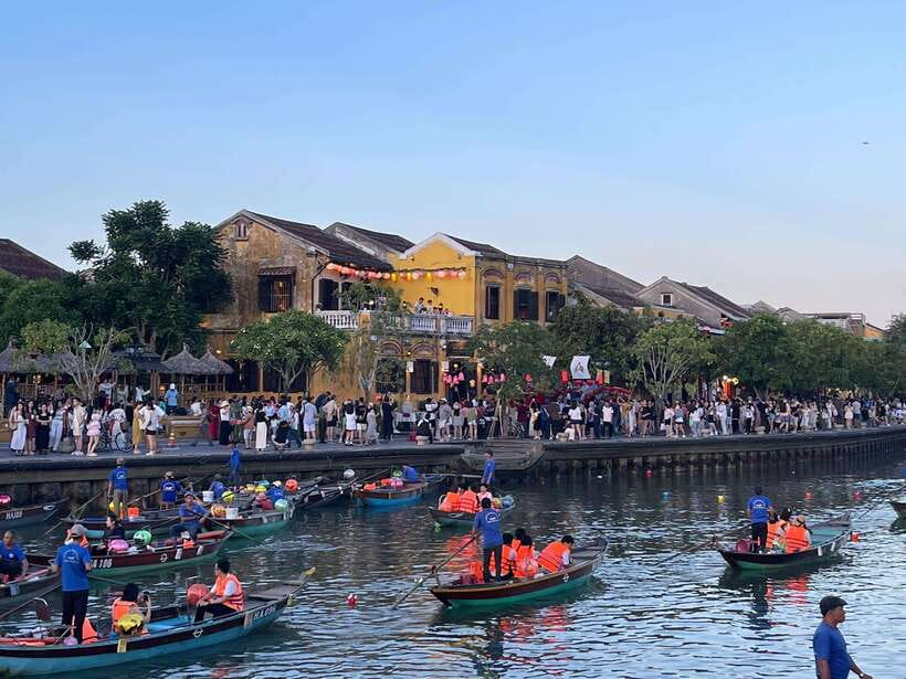 Hoi An: Lantern Boat Ride on the Hoai River - The flower lantern ritual