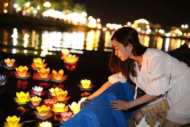 Hoi An Lantern Boat Ride on the Thu Bon River - Lighting your flower lantern