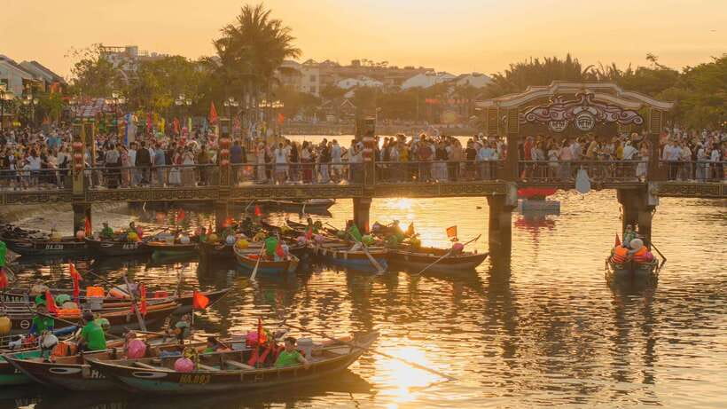 Hoi An : Lantern Boat Trip & Release Lantern - Why this short ride works after sunset