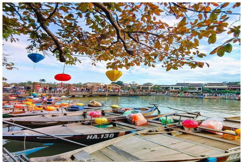 Hoi An : Lantern Boat Trip & Release Lantern - Traditional music and riverbank life