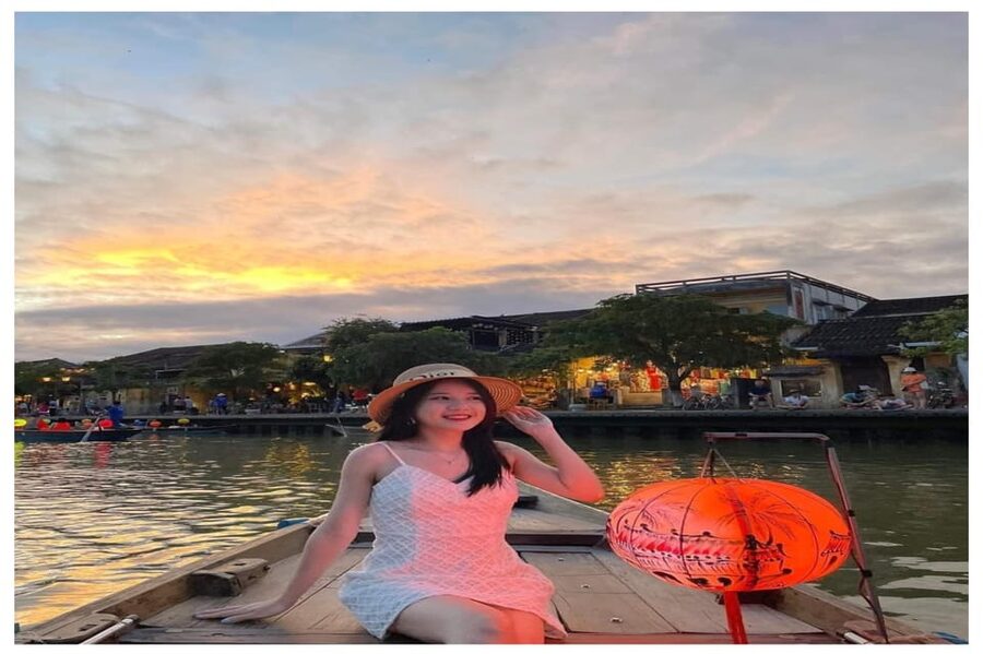 Hoi An : Lantern Boat Trip & Release Lantern - Getting the best photographs