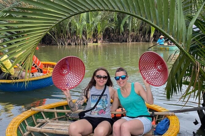 Hoi An Lantern Shop & Boat Photoshoot – Night Experience - Timing, crowds, and rain