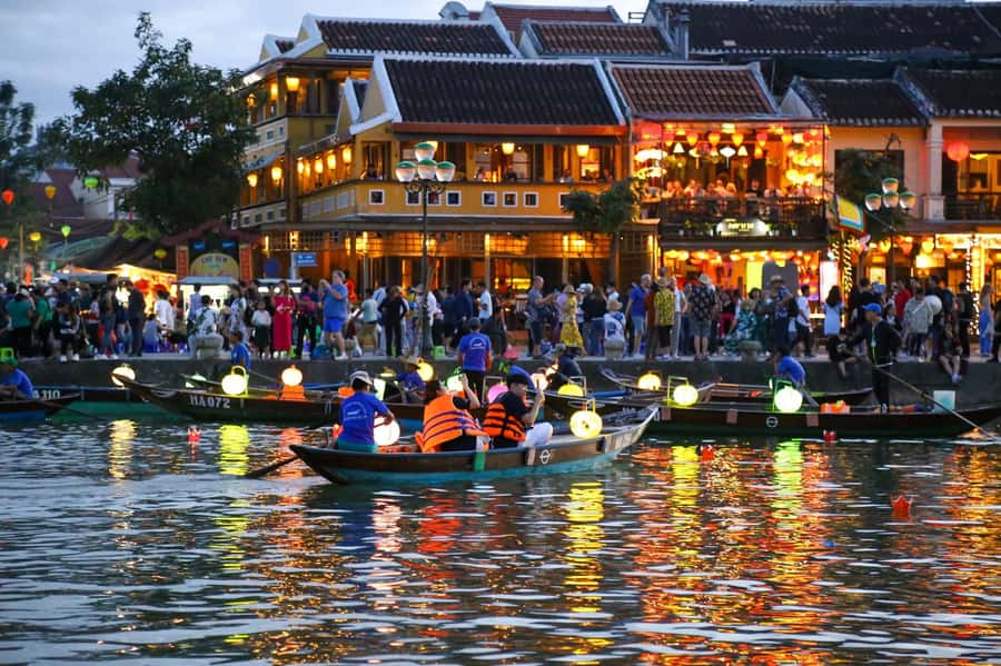 Hoi An : Night Boat Trip and Floating Lantern on Hoai River - Releasing the flower lantern on the Hoai River
