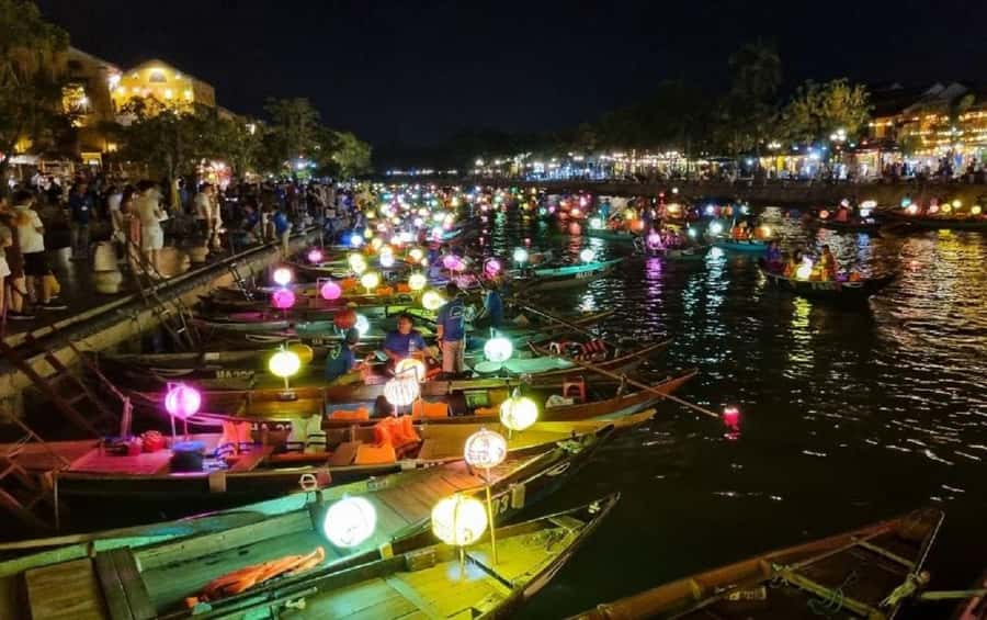Hoi An : Night Boat Trip and Floating Lantern on Hoai River - Is $8 a fair price?