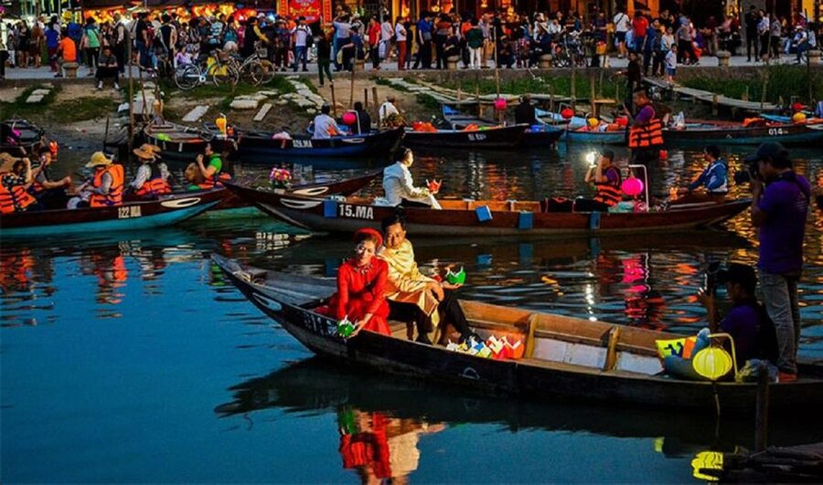 Hoi An : Night Boat Trip and Floating Lantern on Hoai River - What the high rating means for your decision