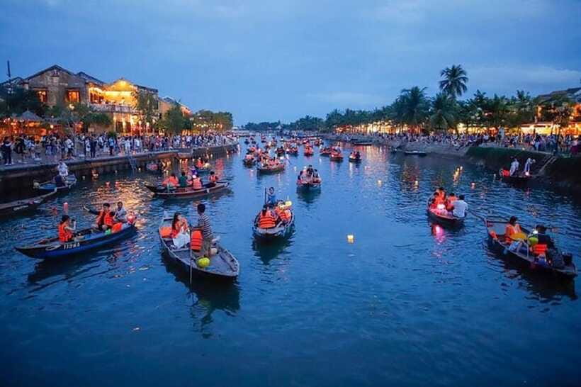 Hoi An: Private Lantern Cruise on the Thu Bon River - Lighting a lotus lantern and making a wish