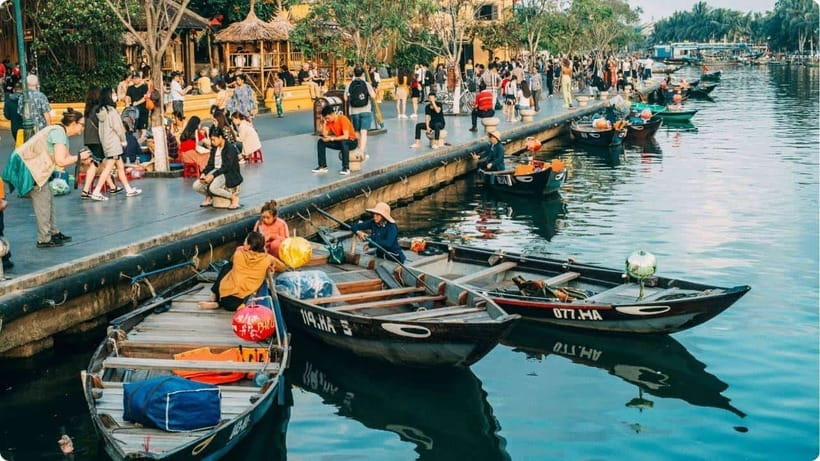 Hoi An: River Lantern Boat Experience with Free 5G eSIM - The five-minute walk and boarding process