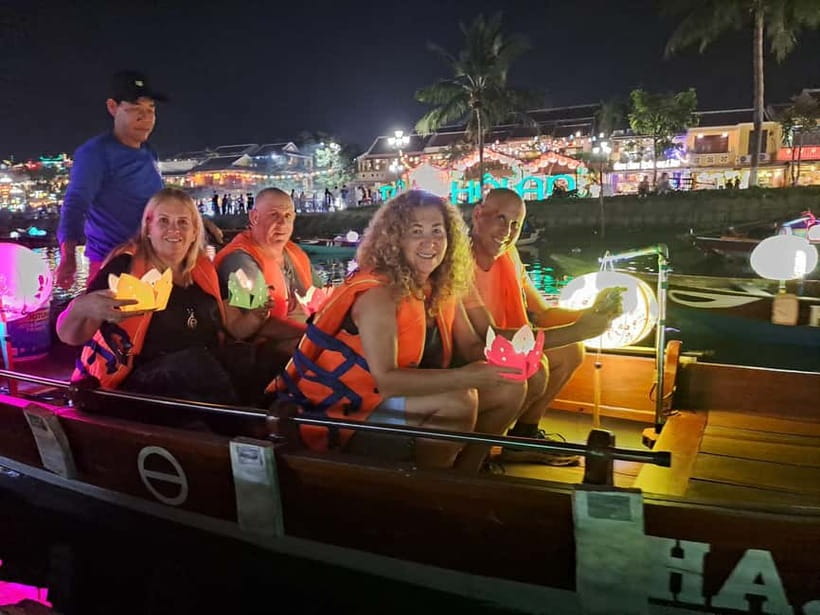 Hoi An Street Food, night market and lantern boat ride - What you eat: bánh mỳ, rice cakes, and sesame soup