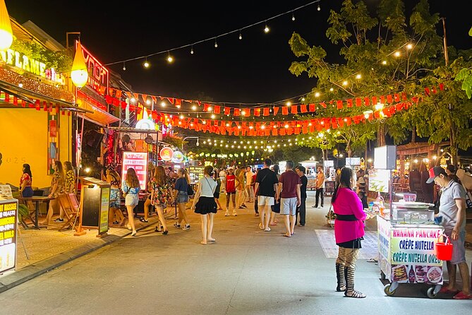 Hoi An Street Food Walking Tour with Local Foodies - How the guide shapes the experience