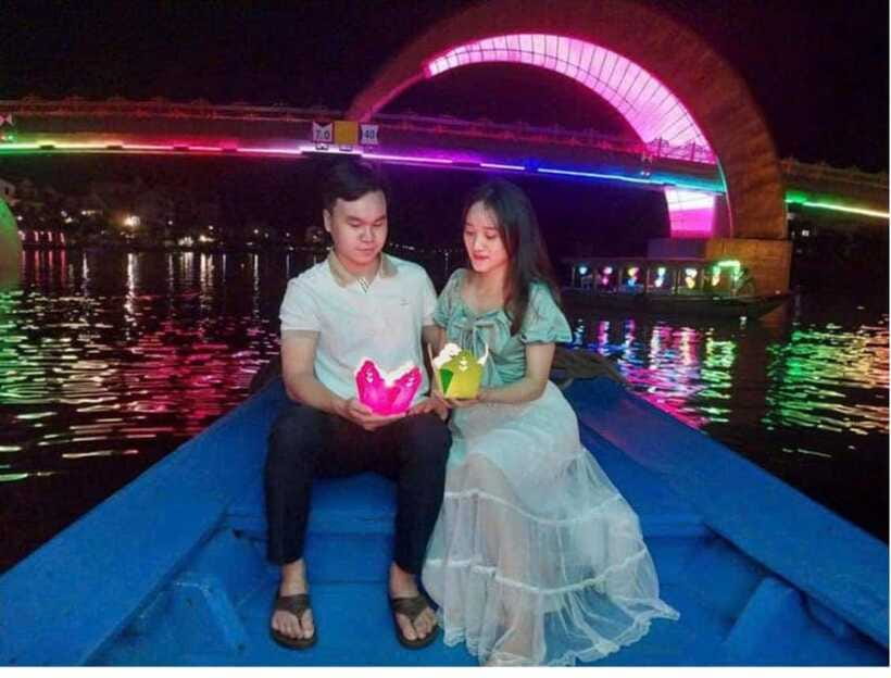 Hoi An: Thu Bon River Flower Lantern Experience - Photographing the lanterns without rushing