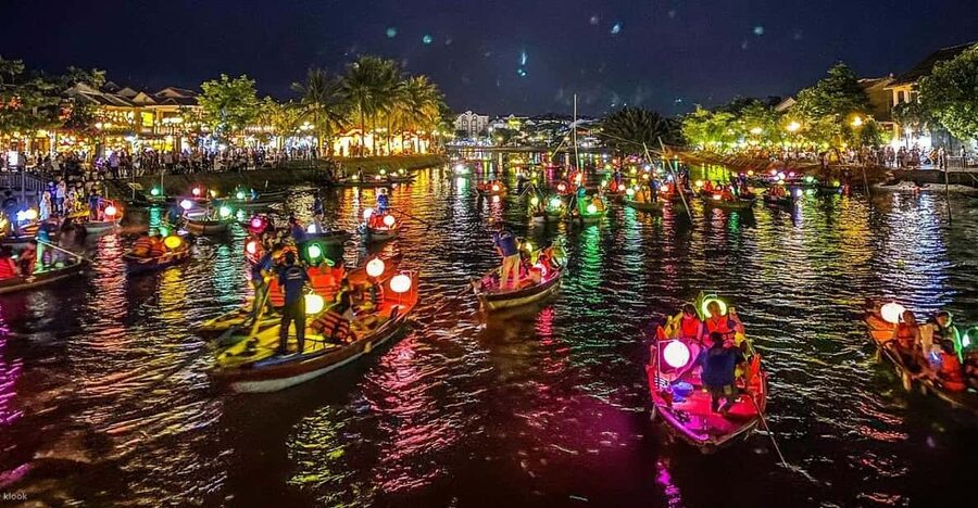 Night Boat Trip and Floating Lantern on Hoai River Hoi An - Meeting the Greeter in Hoi An Old Town