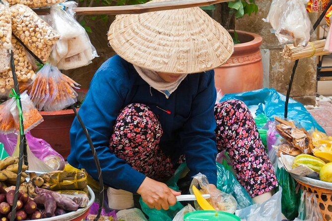 PRIVATE Hoi An Ancient Town - Night Market Street Food By Night - Tasting White Rose Dumplings and Wonton
