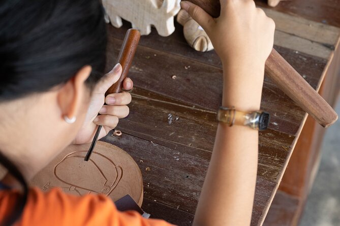 Traditional Wood Carving Workshop - Learning the basic chiseling techniques